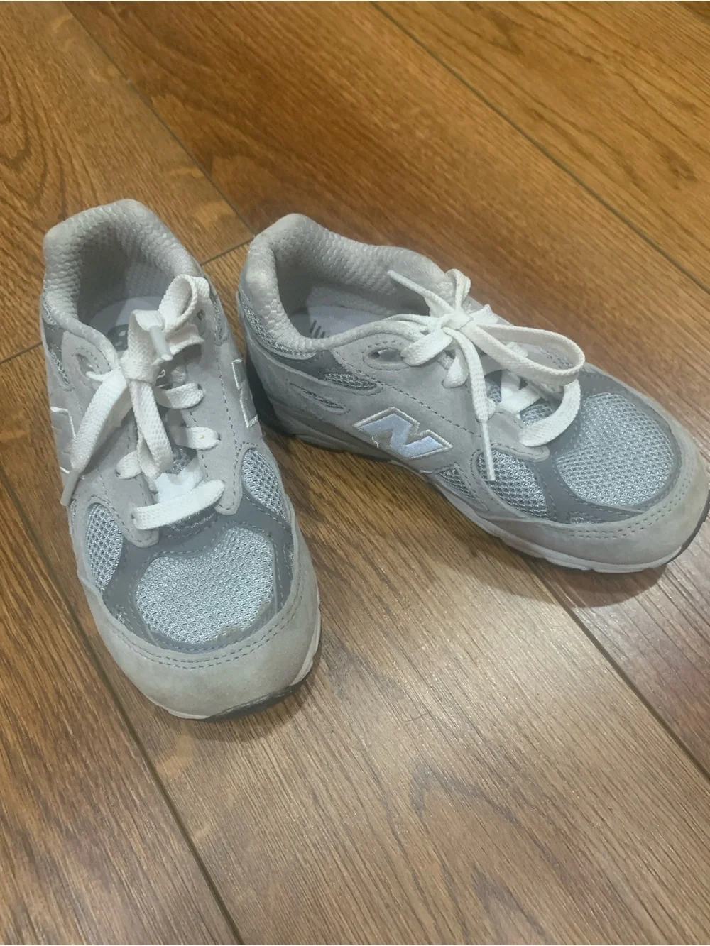 New Balance Kids Light Gray & White Running Sneakers Size 10 Excellent Condition